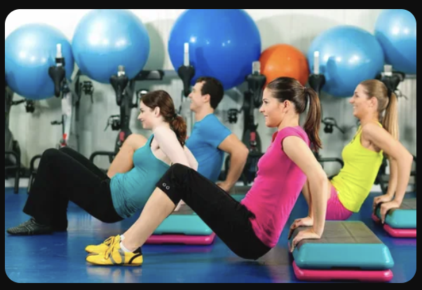 Persona felice dopo aver raggiunto i propri obiettivi di fitness